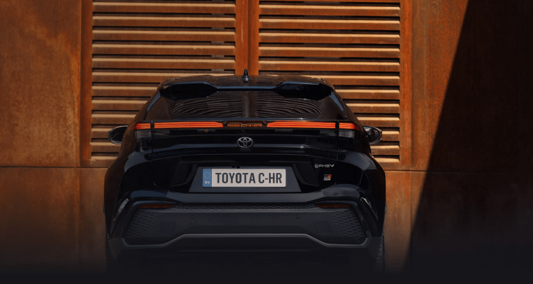 Футуристично стилизирана задна част на Toyota C-HR