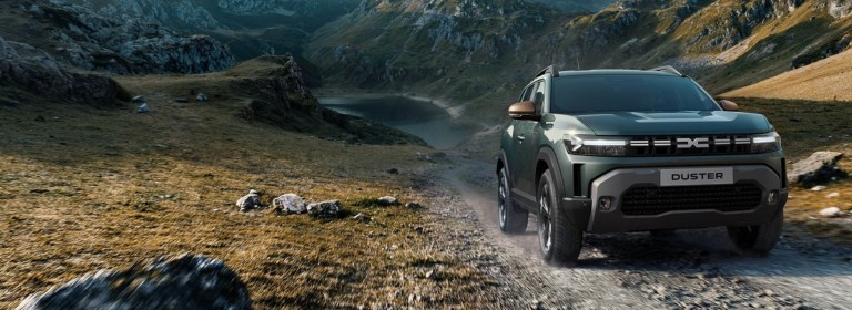 Дачия Дъстър в движение по планиски път.